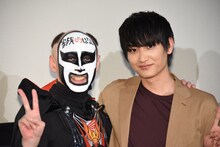 左から鉄拳、金子大地。