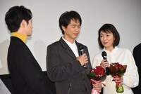 左から岡田将生、時任三郎、財前直見。