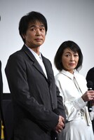 左から時任三郎、財前直見。