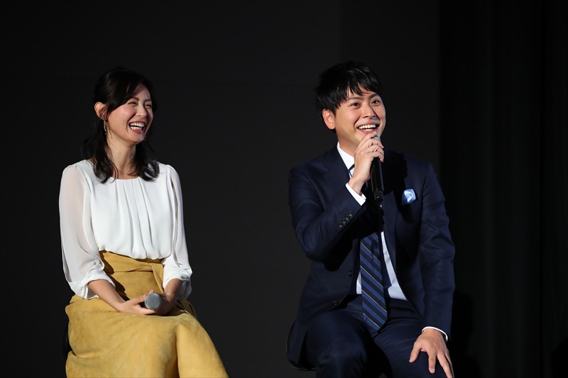 左から本仮屋ユイカ、山下健二郎