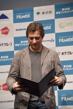 授与されたばかりの賞状を眺めるセルゲイ・ドヴォルツェヴォイ。