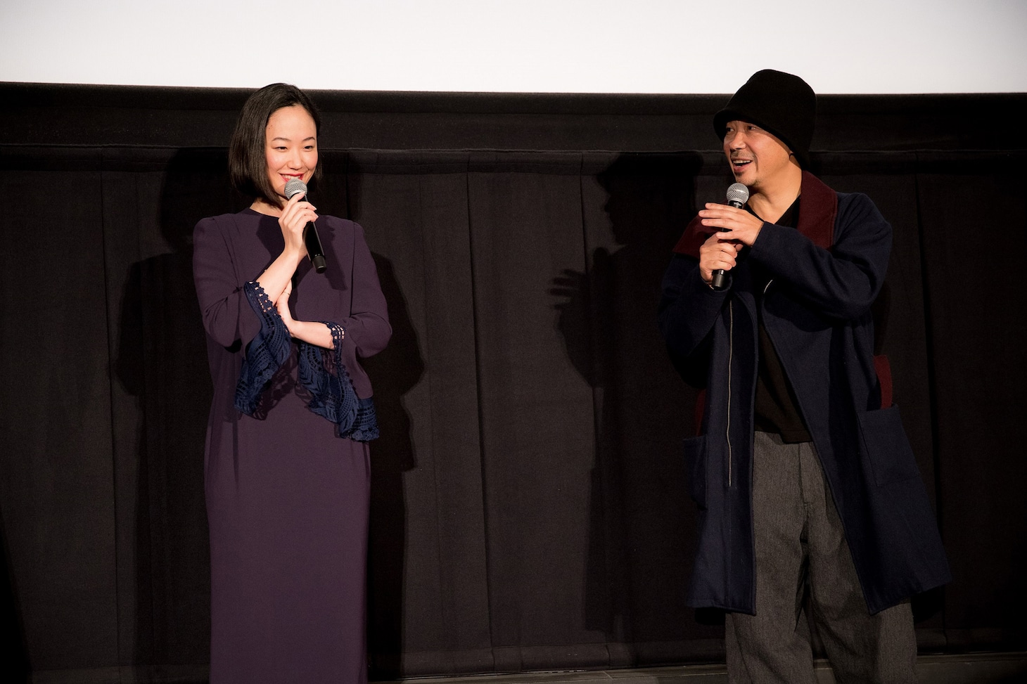 左から黒木華、大森立嗣。
