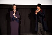 左から黒木華、大森立嗣。