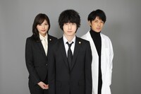 「イノセンス～冤罪弁護士～」の出演者たち。左から川口春奈、坂口健太郎、藤木直人。