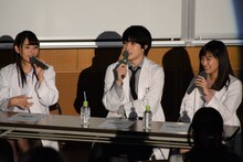 第69回むつめ祭のトークイベントにて、左から浅川梨奈、西銘駿、矢野優花。