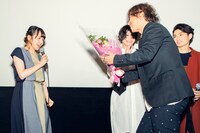 花束を贈られる菊地美香（左）。