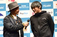 左から中村達也、ヤマジカズヒデ。