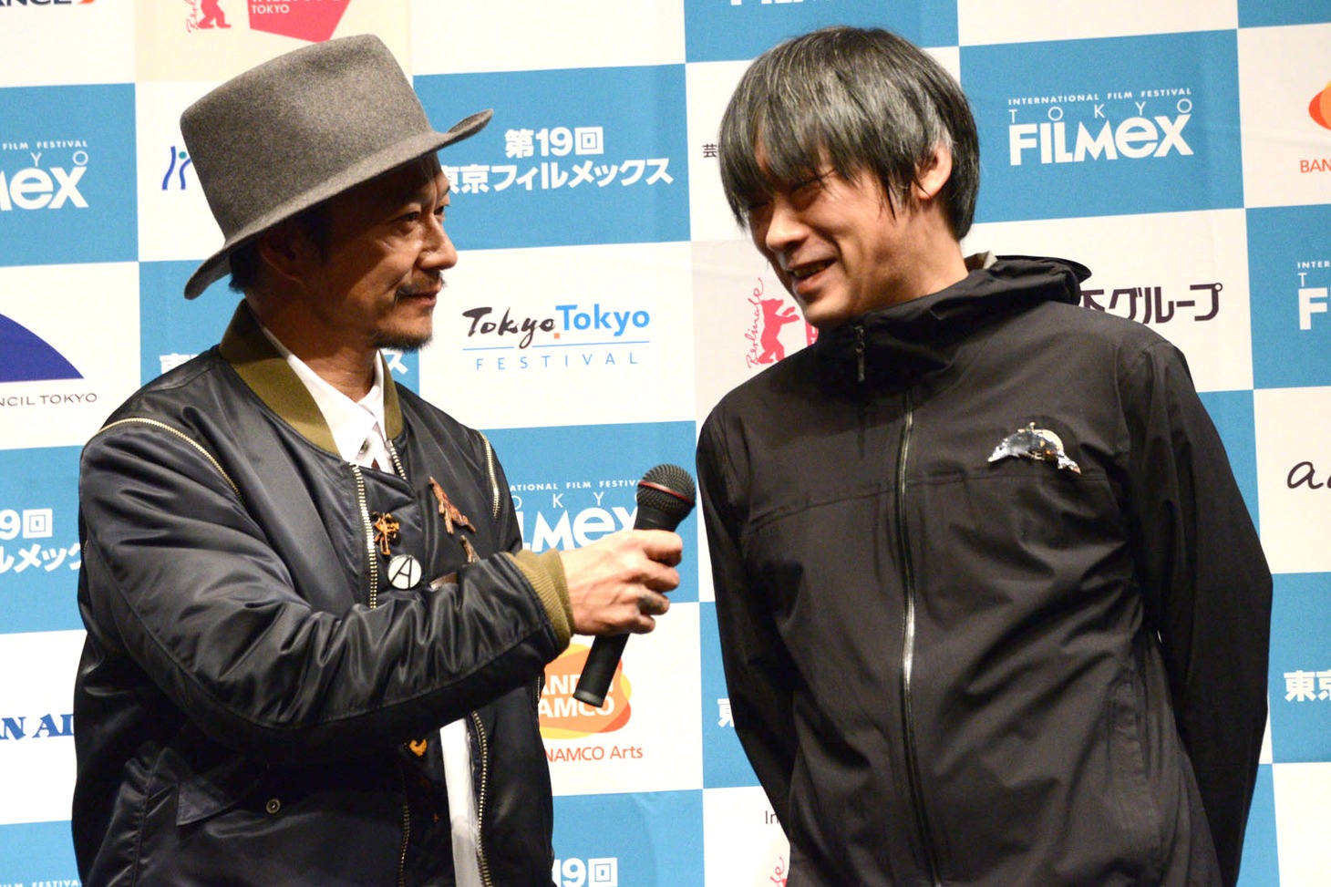 左から中村達也、ヤマジカズヒデ。