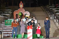 イルミネーションのスイッチを押す大泉洋（中央）。