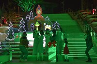 イルミネーションが点灯し、緑に染まる会場。