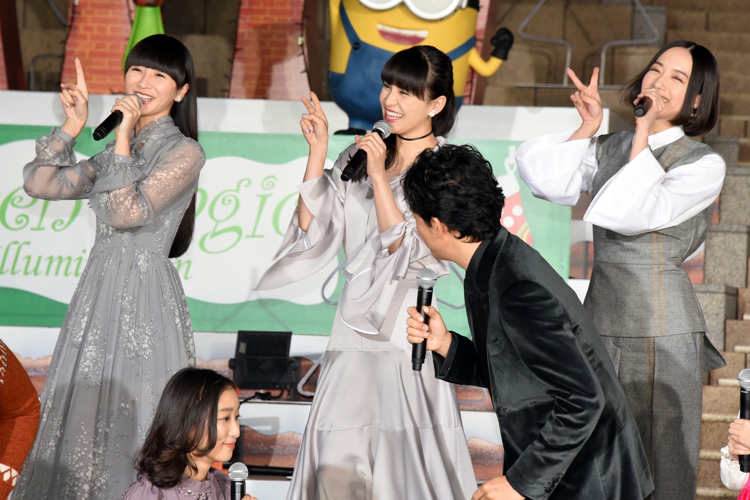 決めポーズをするPerfume。