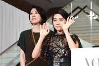 左から野木亜紀子、松本穂香。