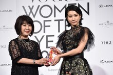 左から渡辺三津子、松本穂香。