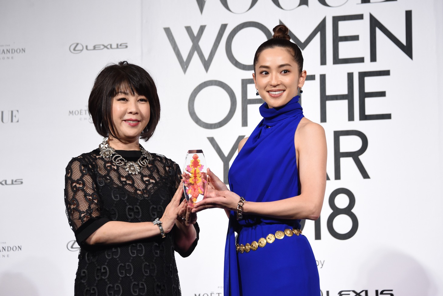 左から渡辺三津子、中村アン。