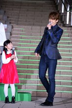 左から横溝菜帆、宮野真守。