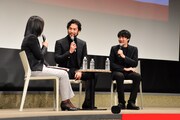 広島国際映画祭2018に参加した阿部進之介(中央)、藤井道人(右)。