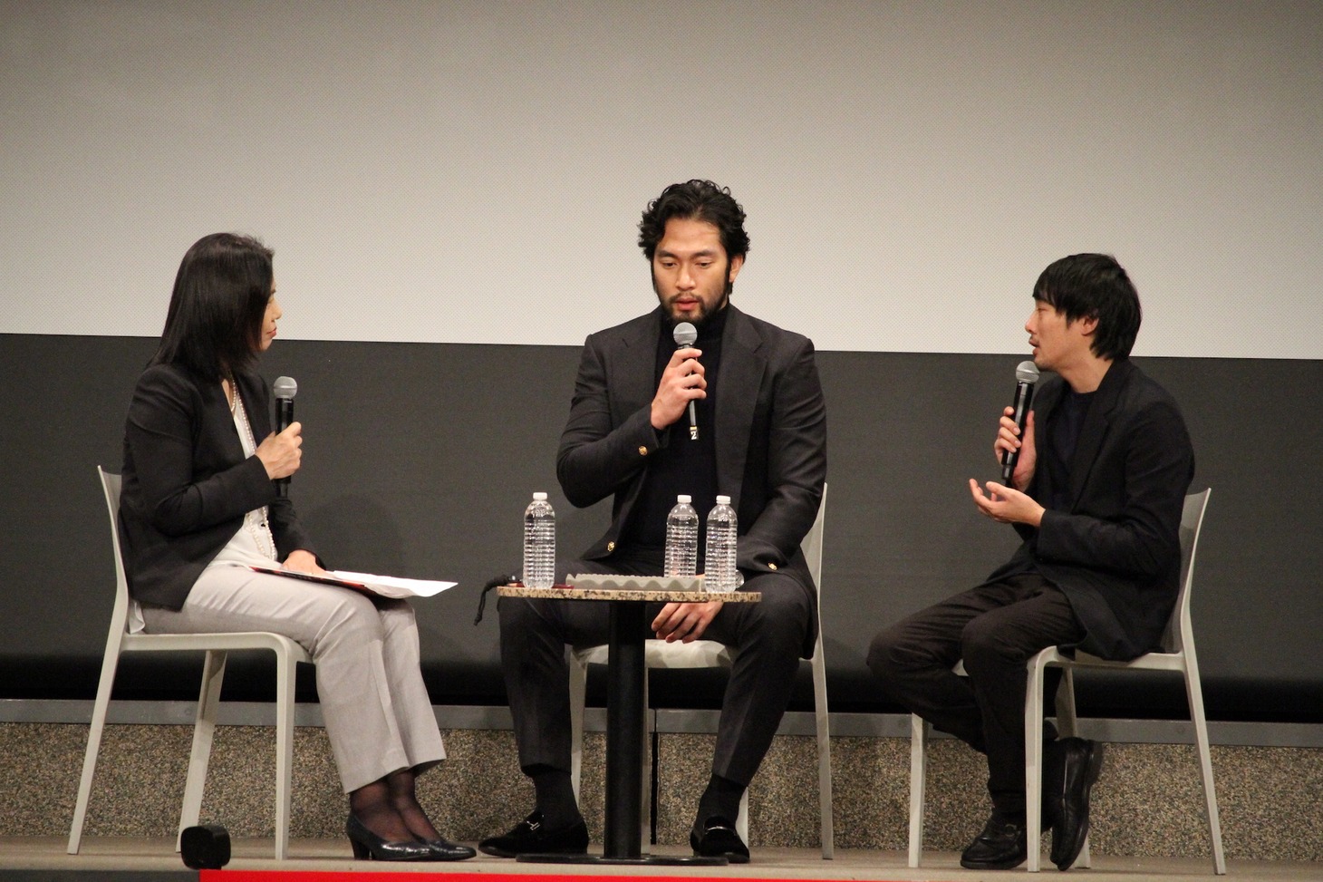 広島国際映画祭2018に参加した阿部進之介（中央）、藤井道人（右）。