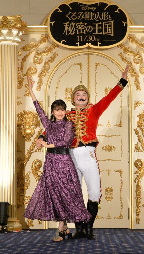 ポーズを決める小芝風花（左）とガリットチュウの福島善成（右）。