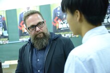 授業終了後も高校生の質問に耳を傾けるロベルト・シュヴェンケ。