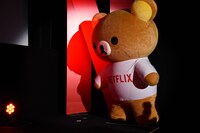 ゆっくりとステージに上がるリラックマ。