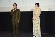 左から岡田准一、小松菜奈。