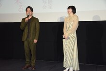 左から岡田准一、小松菜奈。