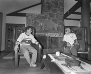 1993年春に行われたビートたけし（左）と黒澤明（右）の対談の様子。(c)文藝春秋