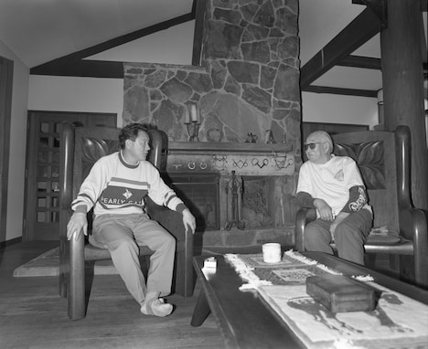 1993年春に行われたビートたけし（左）と黒澤明（右）の対談の様子。(c)文藝春秋