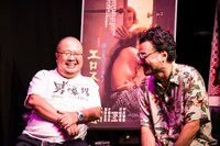 左から杉作J太郎、前野健太。