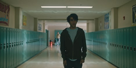 「ヘレディタリー/継承」より、謎の光に遭遇するピーター。