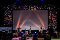 歌唱する松本梨香（中央）。