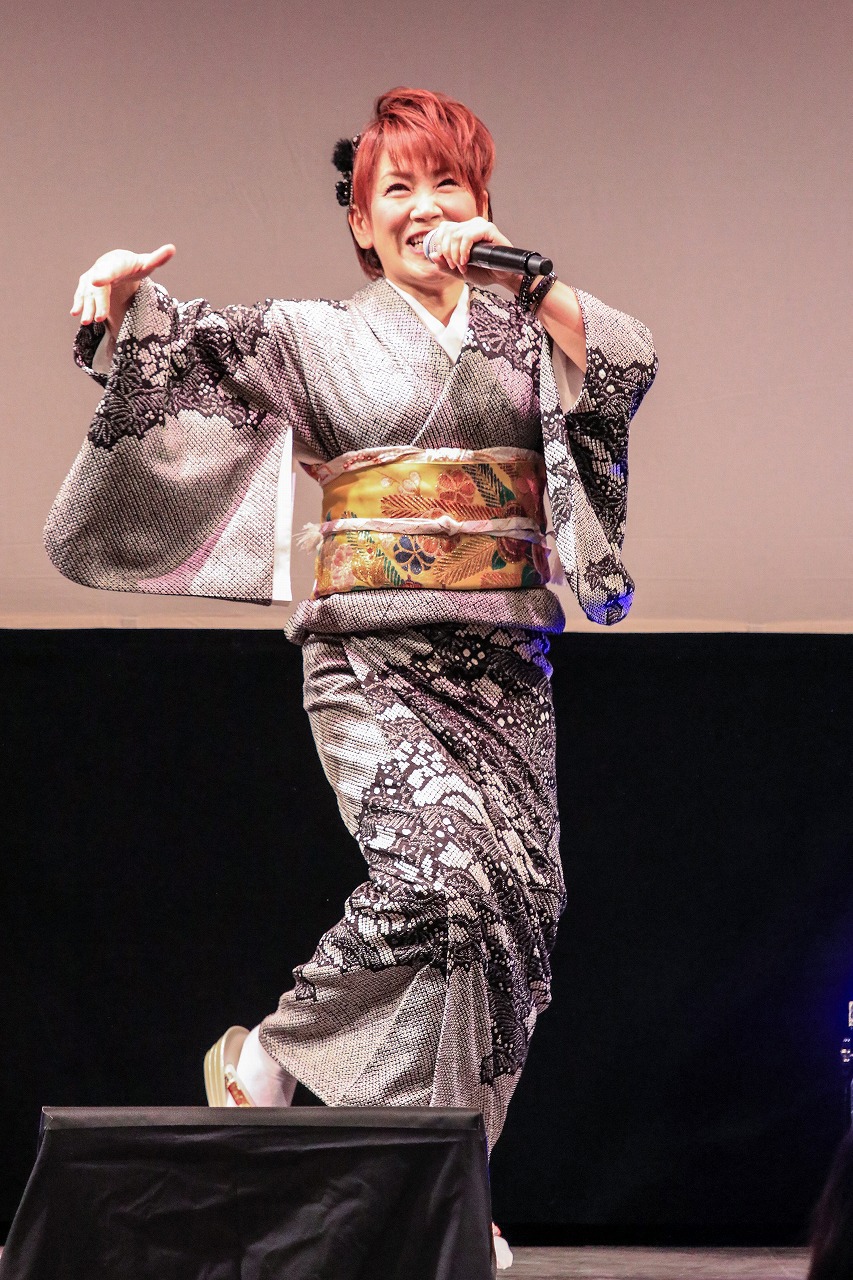歌唱する松本梨香。