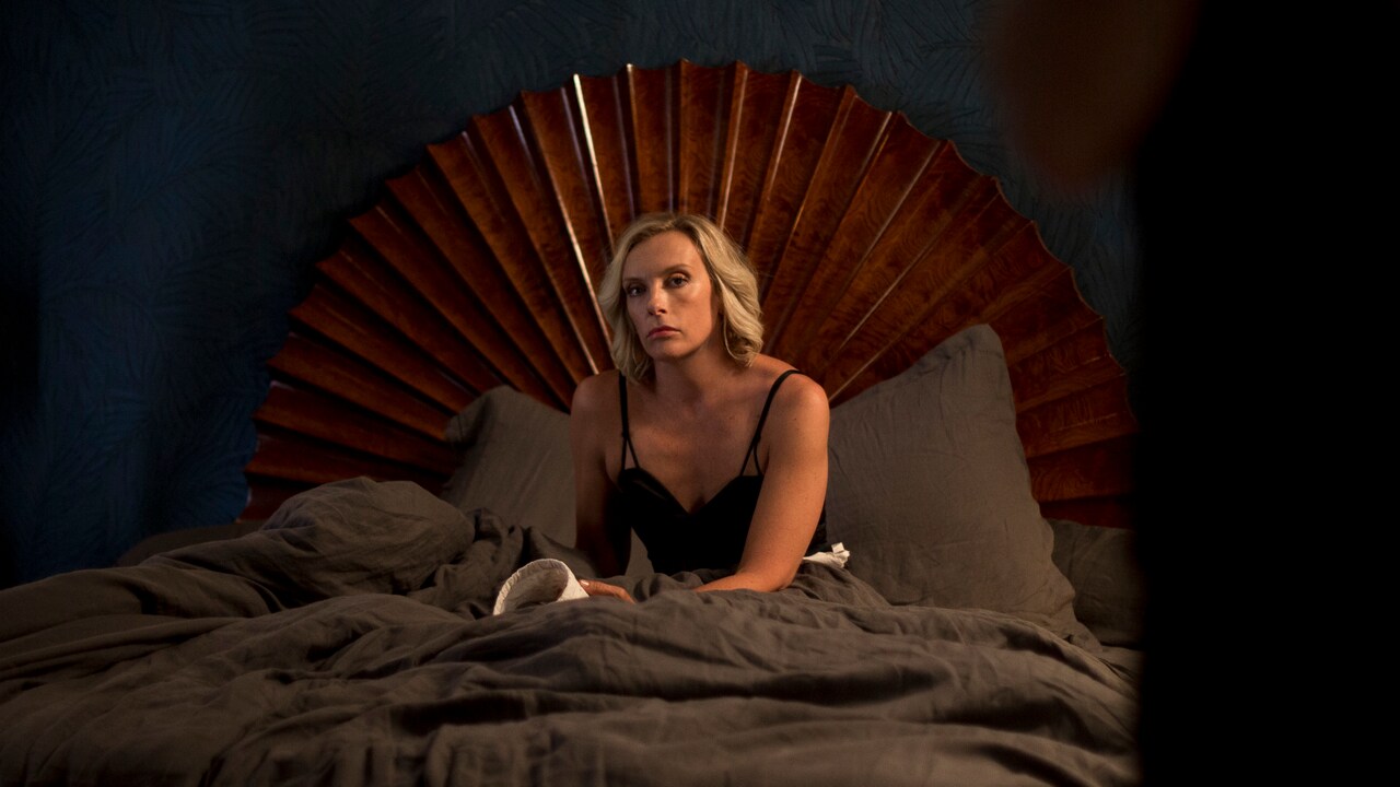 トニ・コレットがミニスカメイド服で夫を誘惑「マダムのおかしな晩餐会」本編映像