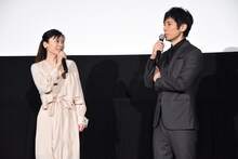 左から篠原涼子、西島秀俊。