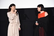 絢香（右）による「あいことば」の生歌唱の感想を語る篠原涼子（左）。
