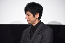 絢香による「あいことば」の生歌唱を聴き、しみじみする西島秀俊。