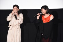 絢香による「あいことば」の生歌唱のあと、MCから「篠原さんもこんな感じで歌ってますか？」と聞かれ、「違うに決まってるじゃないですか！」と照れる篠原涼子（左）。