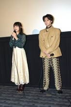 左から桜井日奈子、磯村勇斗。