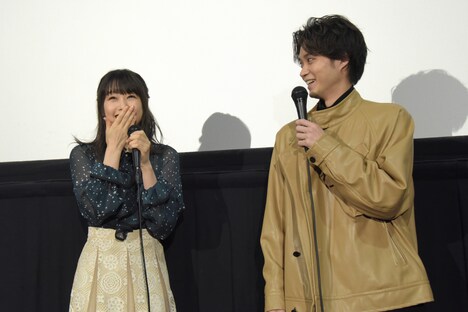 左から桜井日奈子、磯村勇斗。