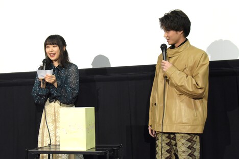 左から桜井日奈子、磯村勇斗。