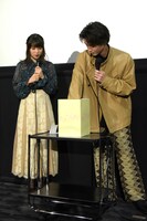 左から桜井日奈子、磯村勇斗。