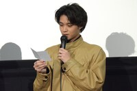 SNSで募集した質問を読み上げる磯村勇斗。