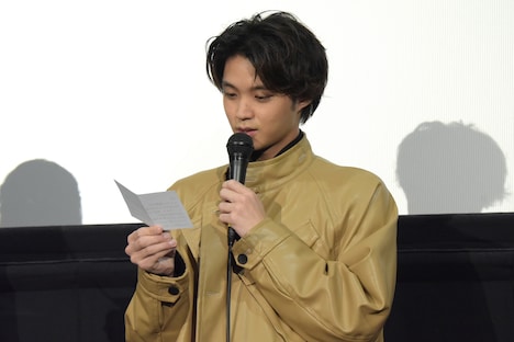 SNSで募集した質問を読み上げる磯村勇斗。