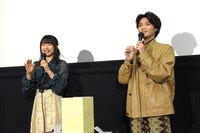 左から桜井日奈子、磯村勇斗。