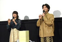 左から桜井日奈子、磯村勇斗。