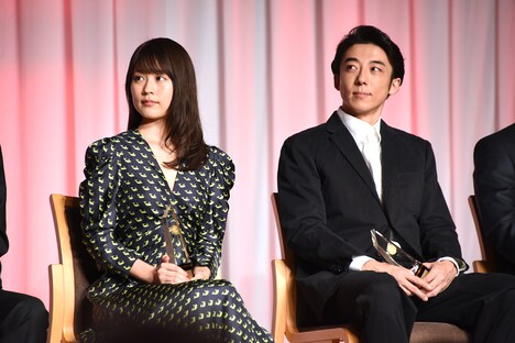 左から有村架純、高橋一生。