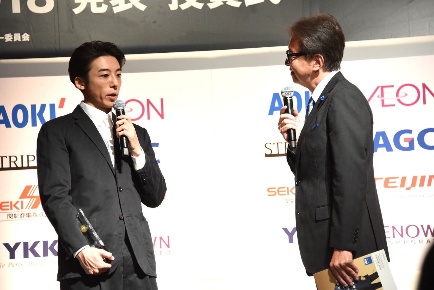 左から高橋一生、司会者。
