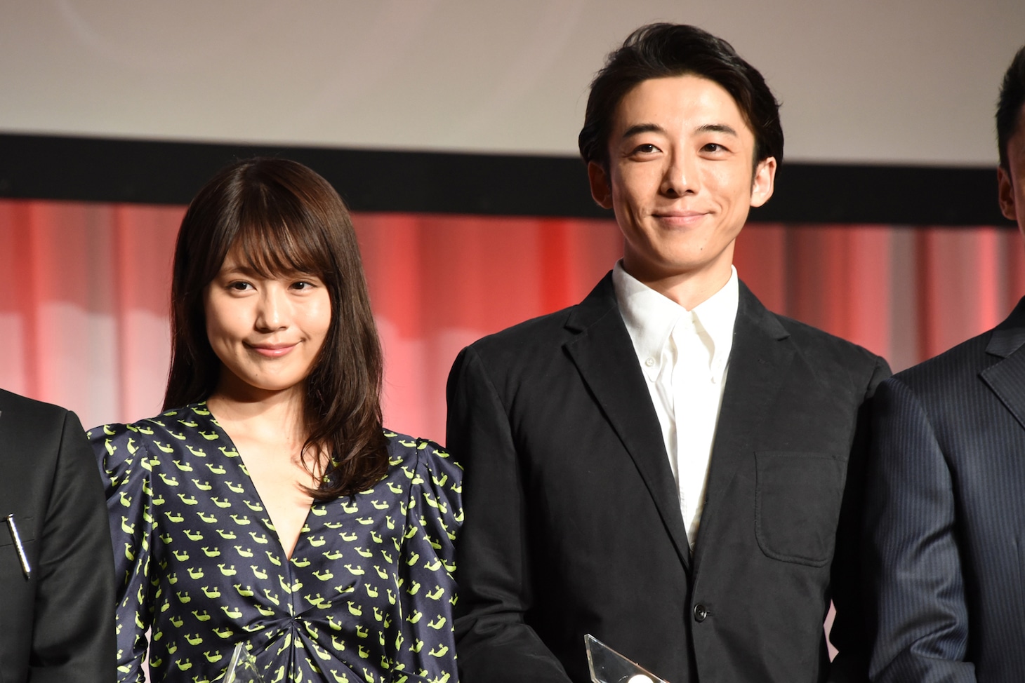 左から有村架純、高橋一生。