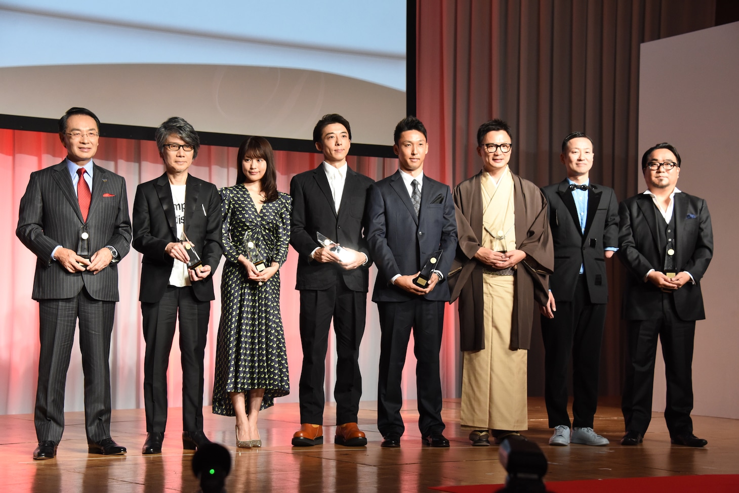 第47回ベストドレッサー賞の受賞者たち。左から津賀一宏、吉俣良、有村架純、高橋一生、中嶋一貴、石川康晴、アルケミスト。