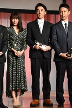 左から有村架純、高橋一生、中嶋一貴。